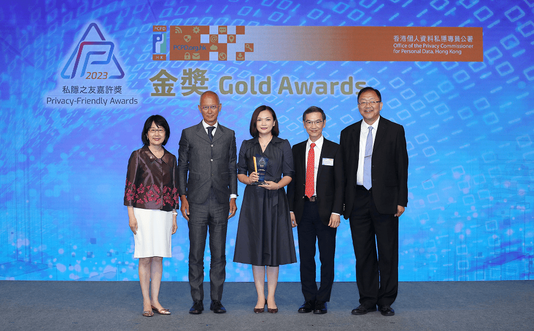 圖1_基因組中心榮獲「私隱之友嘉許獎 2023」金獎，董事局主席蔡永忠先生（左二）、行政總裁羅思偉醫生（右二）及營運主管（科學事務）朱梓慧博士（中）出席頒獎典禮，共賀殊榮。 1.png